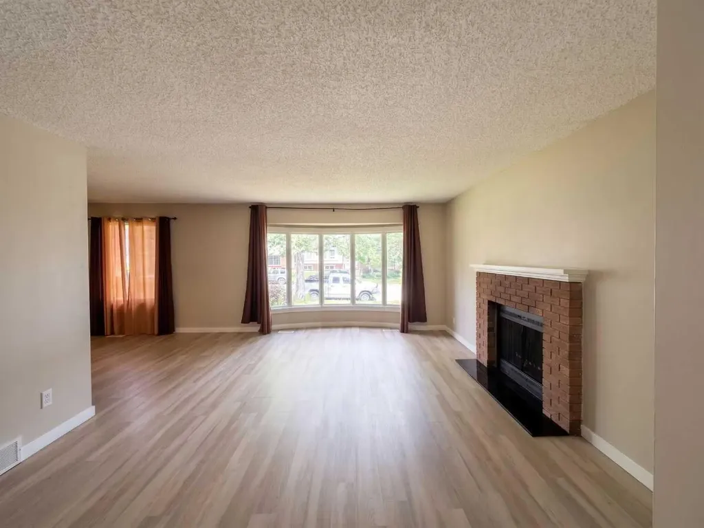 1095 Berkley Drive NW Calgary AB T3K 1S6