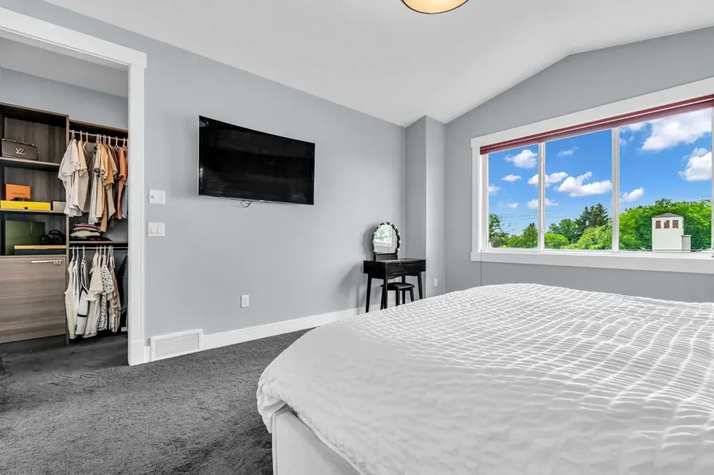 2417 25 Avenue NW Calgary AB T2M 2C6
