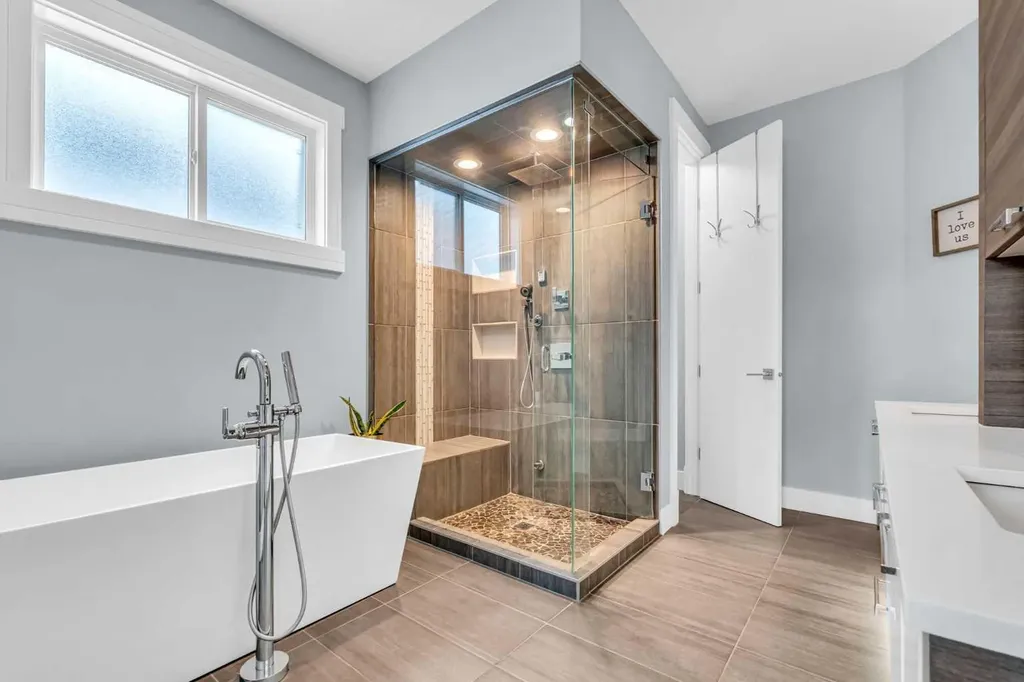 2417 25 Avenue NW Calgary AB T2M 2C6
