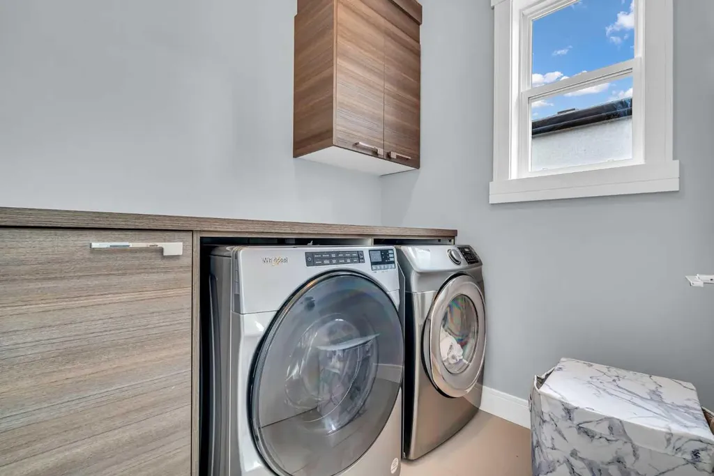 2417 25 Avenue NW Calgary AB T2M 2C6