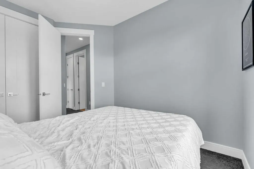 2417 25 Avenue NW Calgary AB T2M 2C6