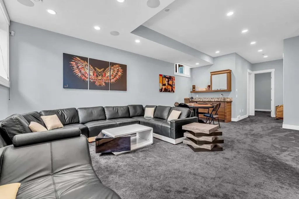 2417 25 Avenue NW Calgary AB T2M 2C6