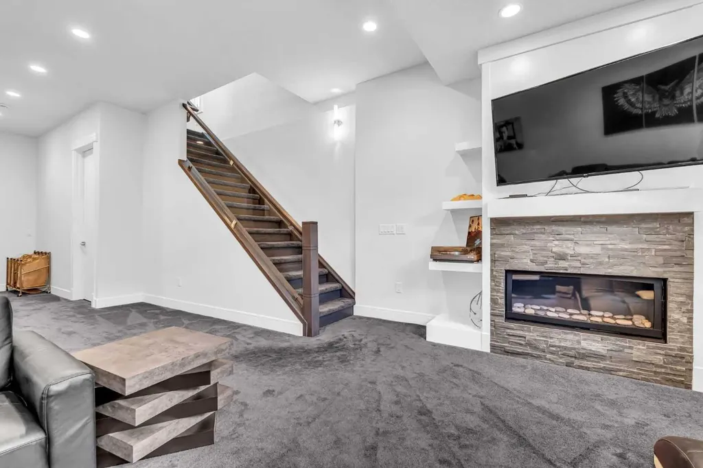 2417 25 Avenue NW Calgary AB T2M 2C6