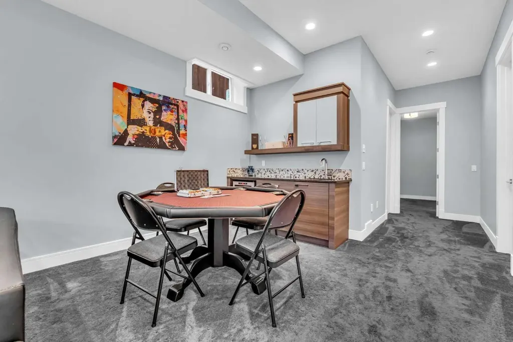 2417 25 Avenue NW Calgary AB T2M 2C6