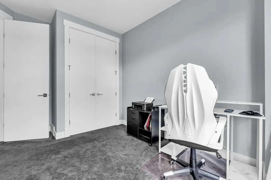 2417 25 Avenue NW Calgary AB T2M 2C6