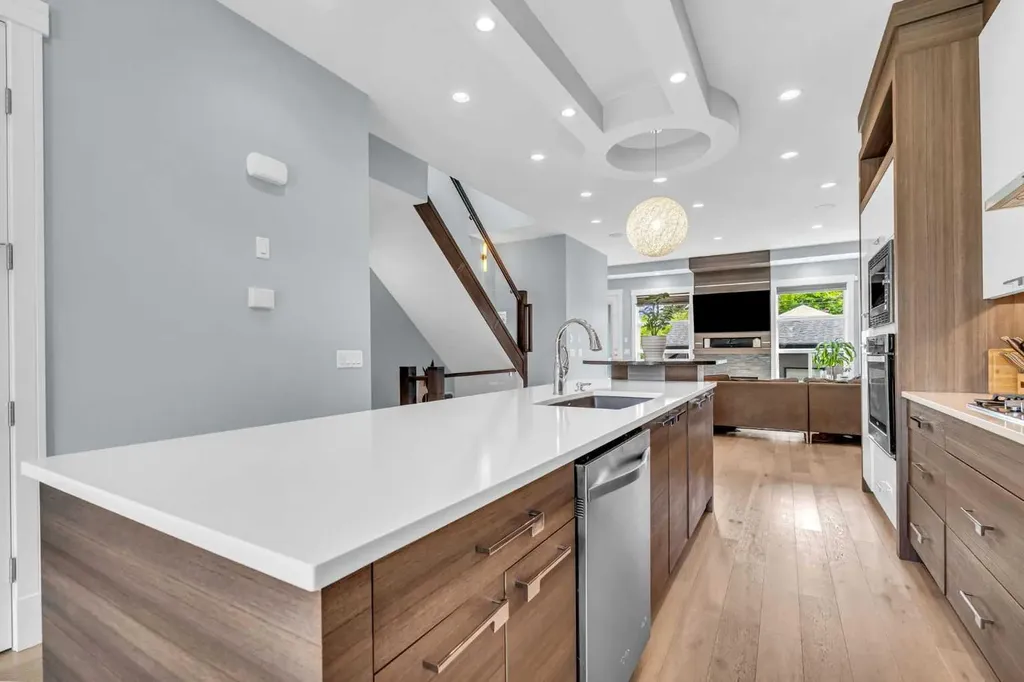 2417 25 Avenue NW Calgary AB T2M 2C6