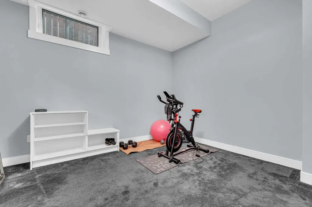 2417 25 Avenue NW Calgary AB T2M 2C6