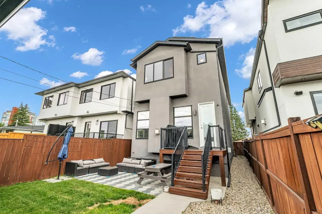 2417 25 Avenue NW Calgary AB T2M 2C6