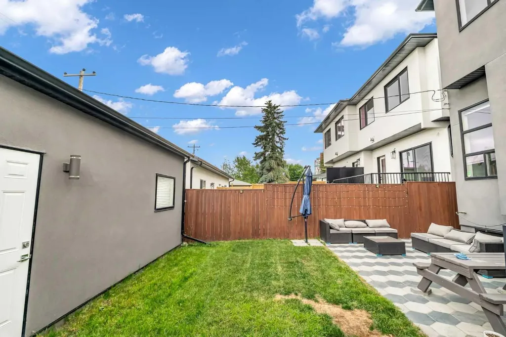 2417 25 Avenue NW Calgary AB T2M 2C6
