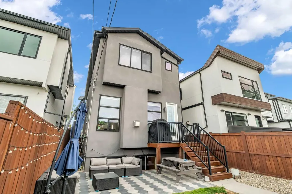 2417 25 Avenue NW Calgary AB T2M 2C6