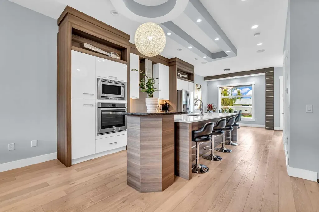 2417 25 Avenue NW Calgary AB T2M 2C6