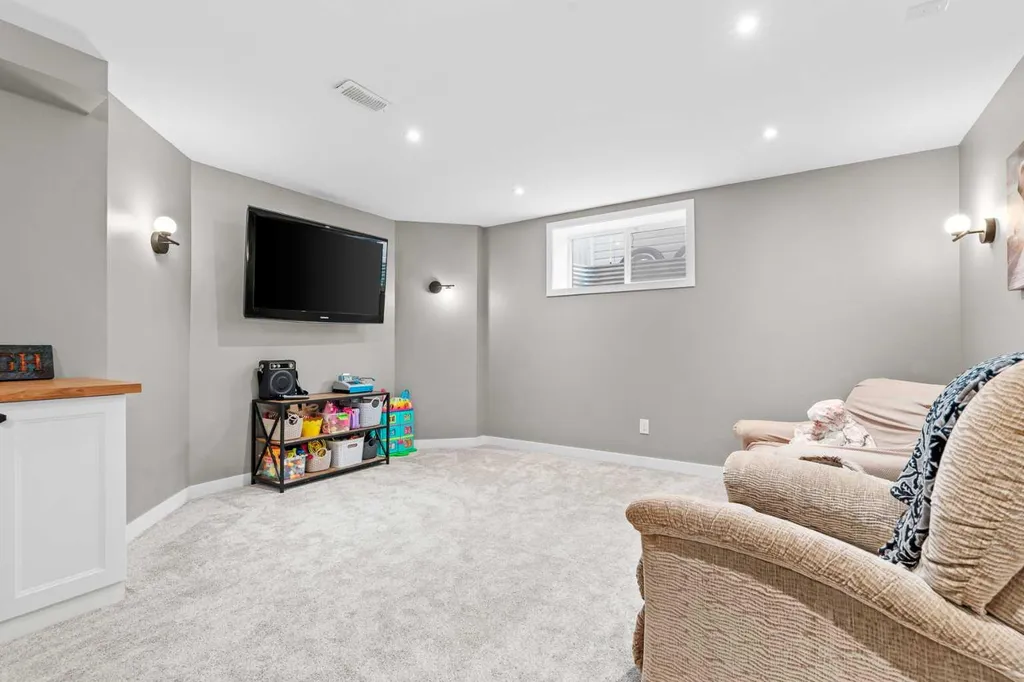 85 Evermeadow Manor SW Calgary AB T2Y 4W8
