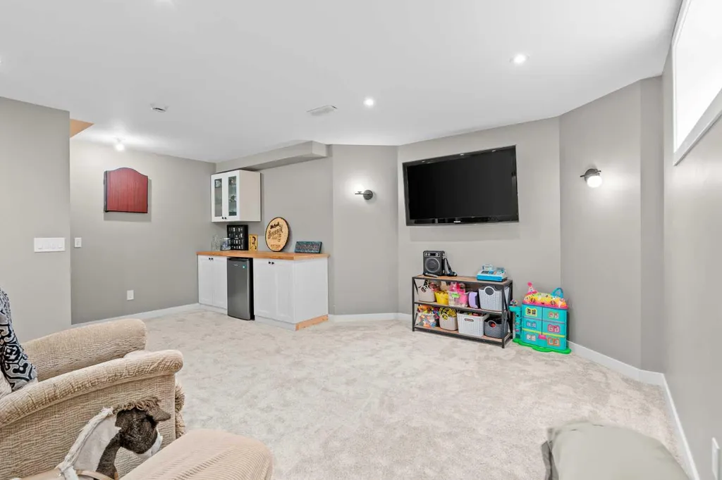 85 Evermeadow Manor SW Calgary AB T2Y 4W8