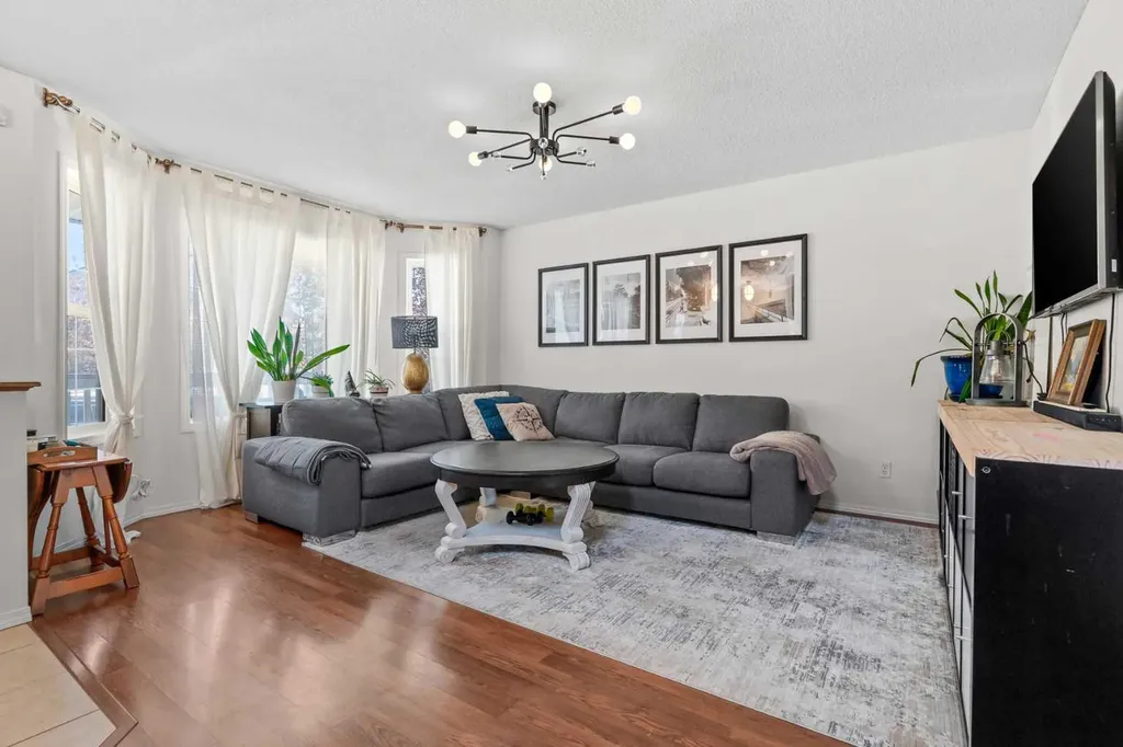 85 Evermeadow Manor SW Calgary AB T2Y 4W8