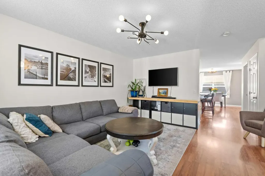 85 Evermeadow Manor SW Calgary AB T2Y 4W8