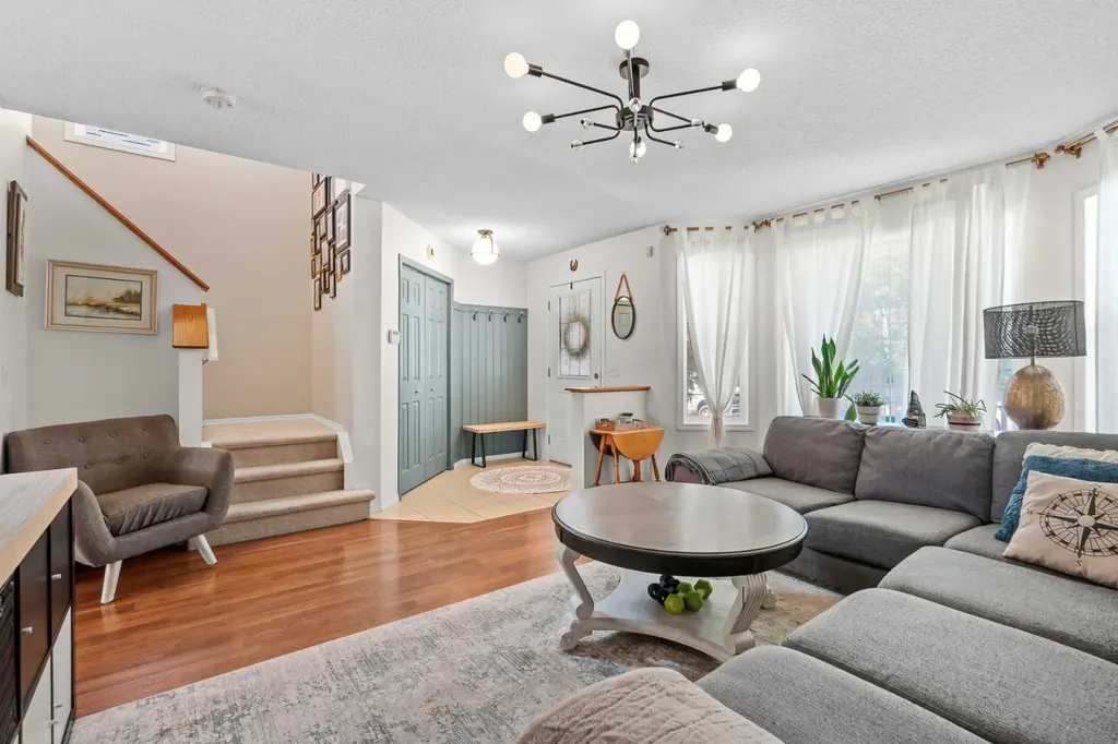 85 Evermeadow Manor SW Calgary AB T2Y 4W8