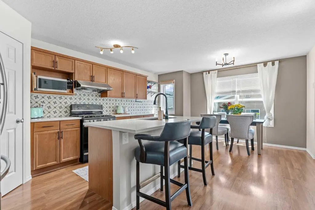 85 Evermeadow Manor SW Calgary AB T2Y 4W8