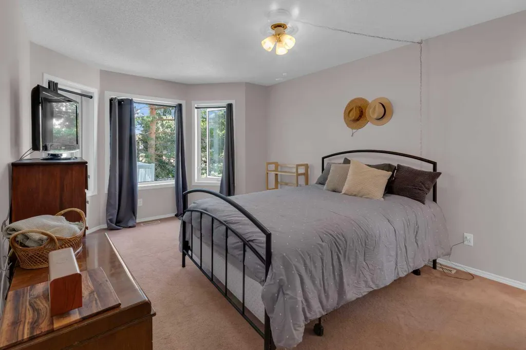 80 Scanlon Green NW Calgary AB T3L 1N6