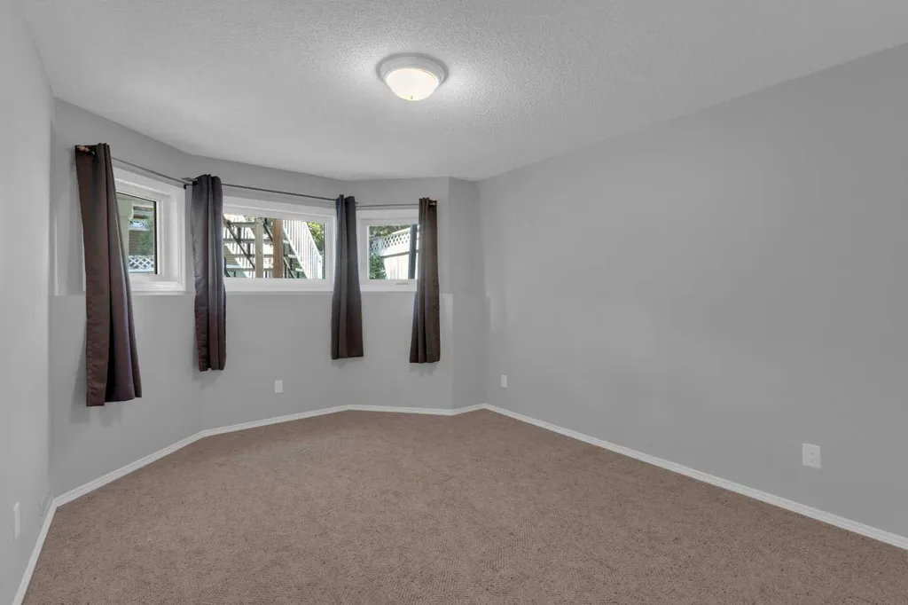 80 Scanlon Green NW Calgary AB T3L 1N6