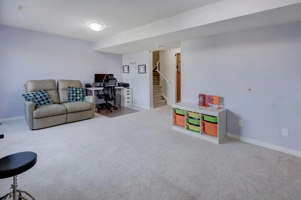 673 Hillcrest Road SW Airdrie AB T4B4C7