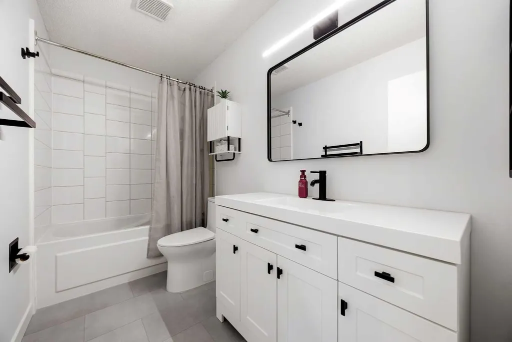 292 Cedarwood Park SW Calgary AB T2W 5X6
