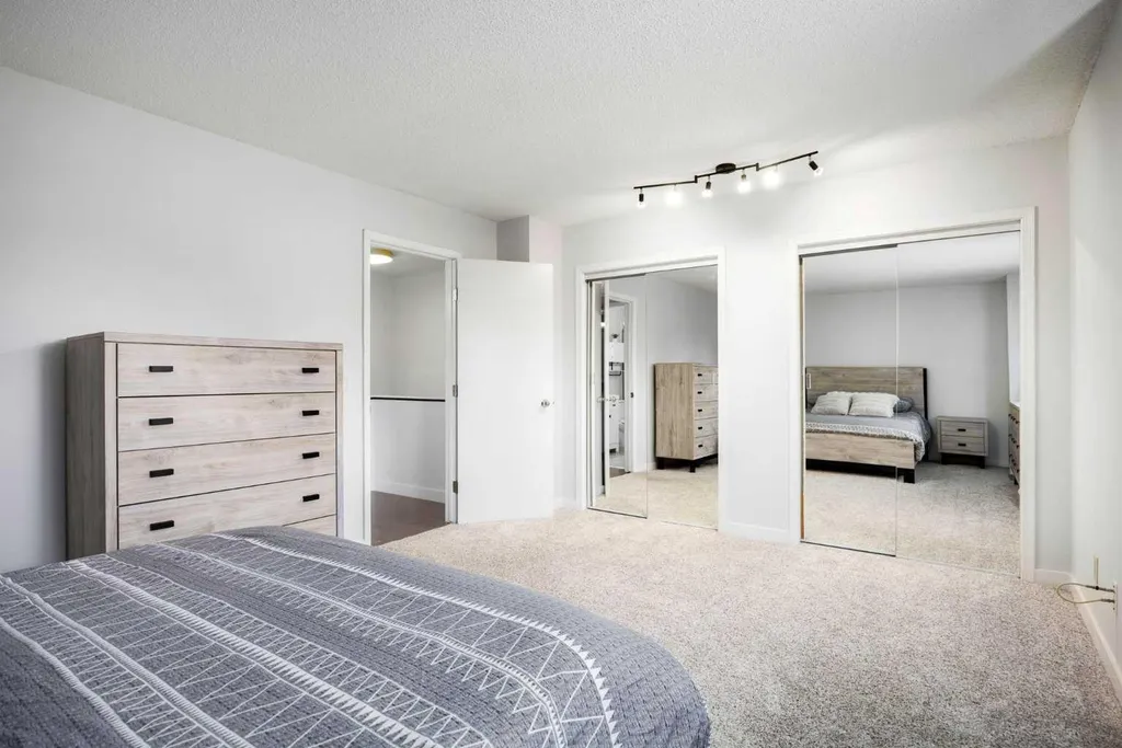 292 Cedarwood Park SW Calgary AB T2W 5X6