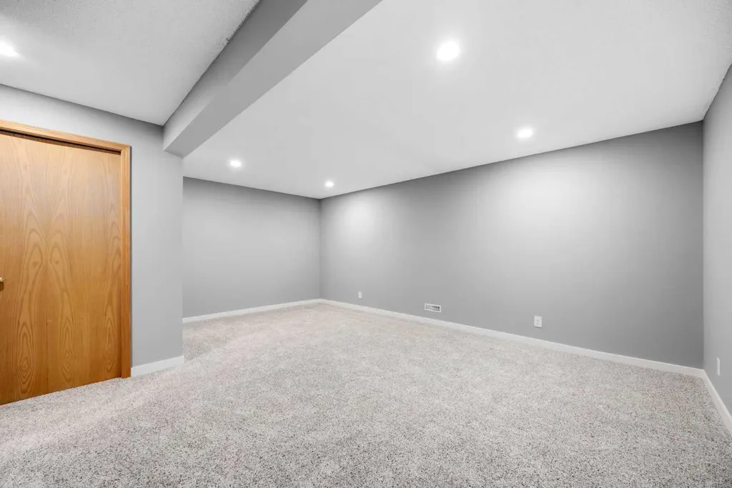 292 Cedarwood Park SW Calgary AB T2W 5X6