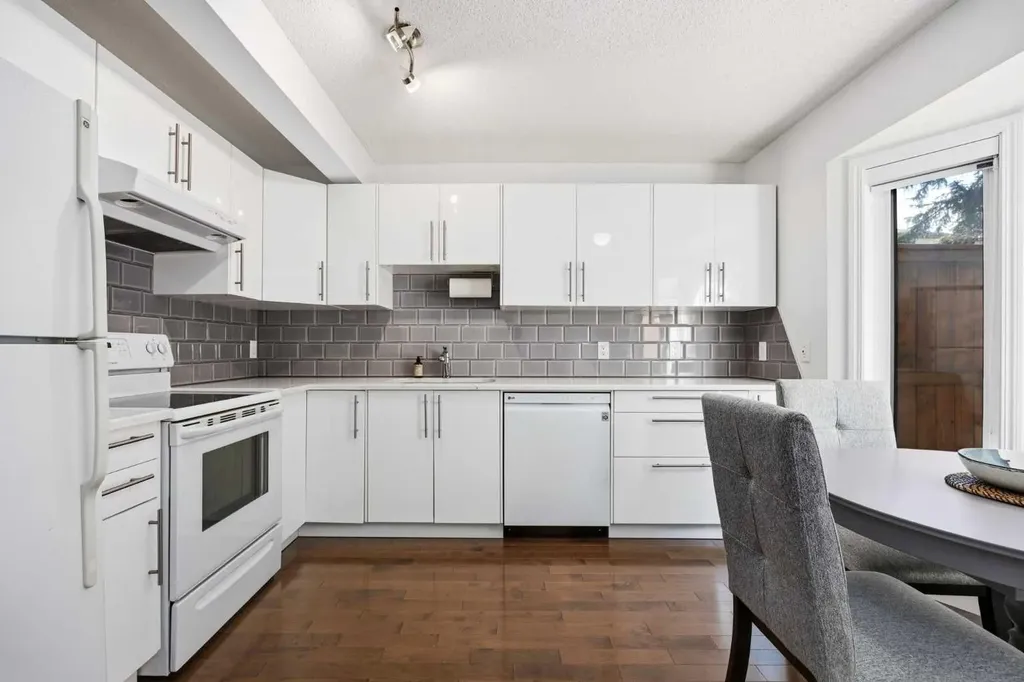 292 Cedarwood Park SW Calgary AB T2W 5X6