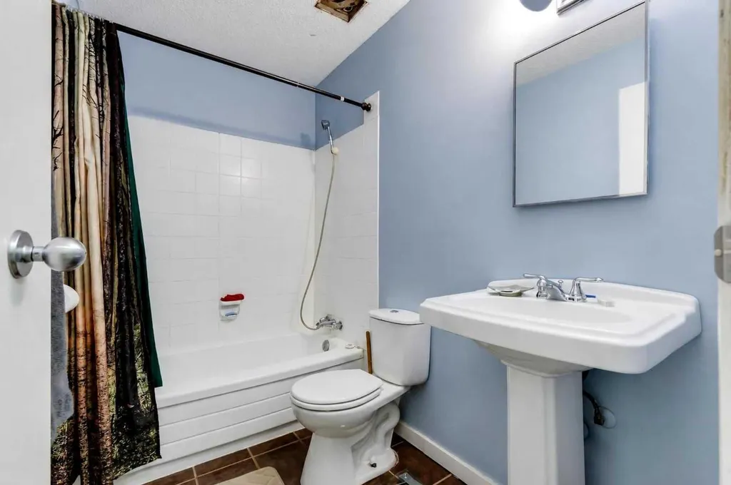 933 Marcombe Drive NE Calgary AB T2A 3H2