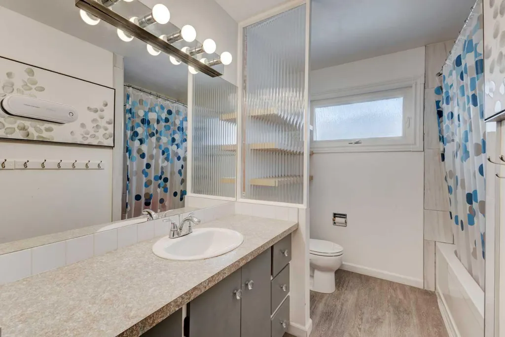 212 Hendon Drive NW Calgary AB T2K1Z2