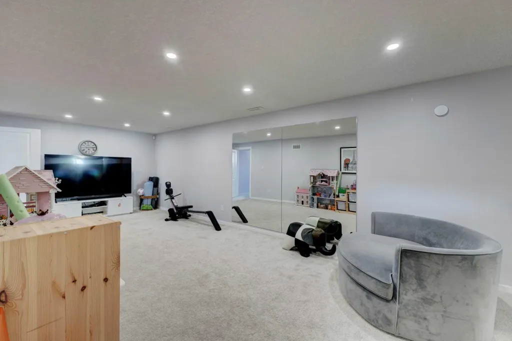212 Hendon Drive NW Calgary AB T2K1Z2