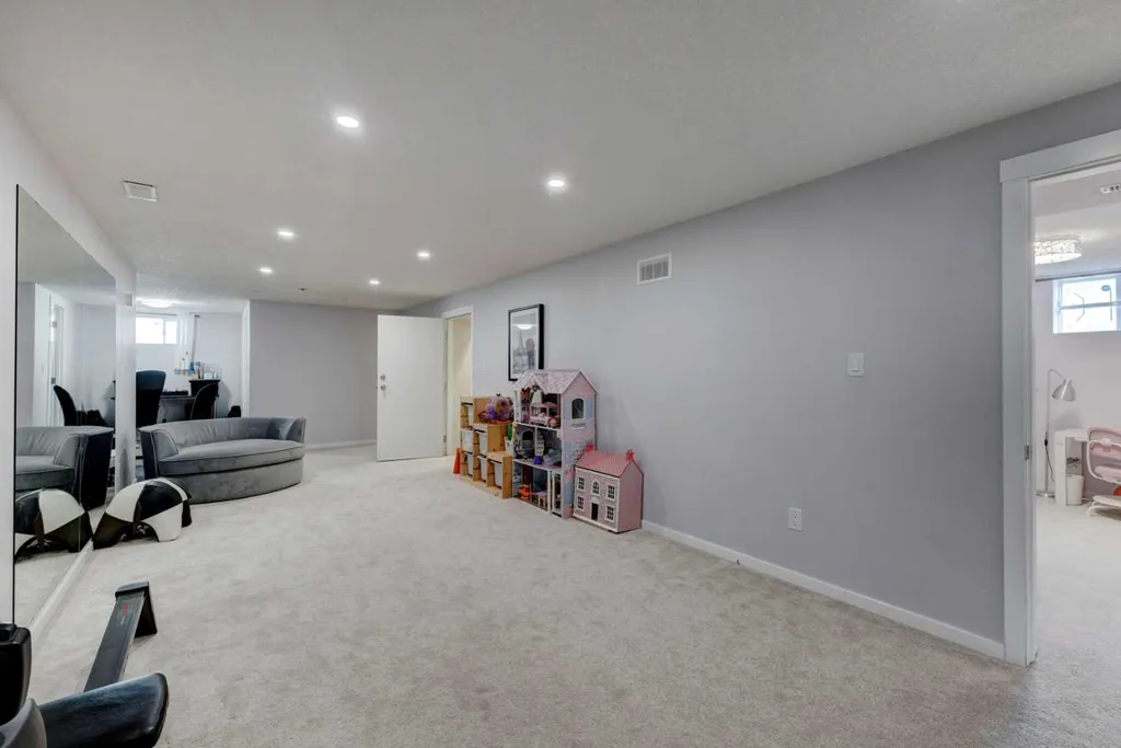 212 Hendon Drive NW Calgary AB T2K1Z2