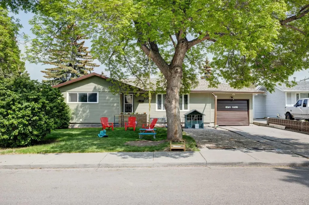 212 Hendon Drive NW Calgary AB T2K1Z2