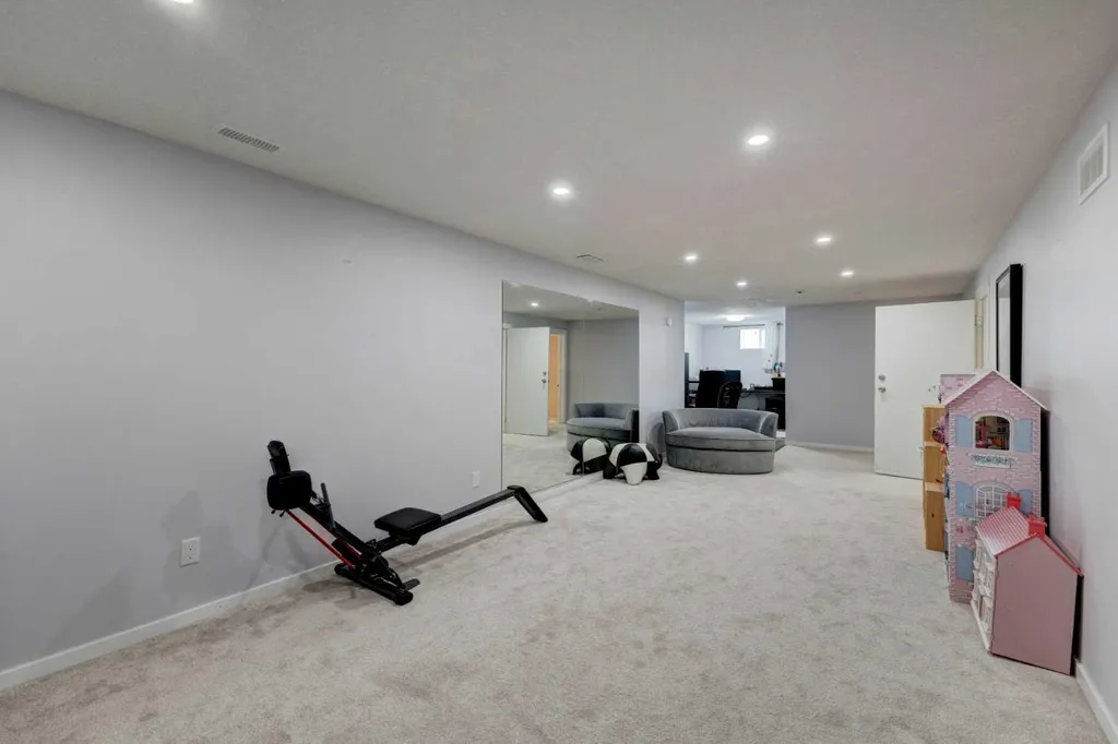 212 Hendon Drive NW Calgary AB T2K1Z2