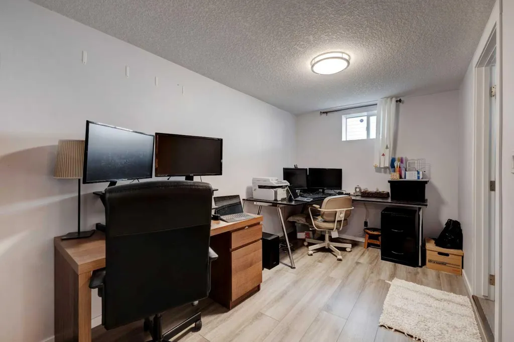 212 Hendon Drive NW Calgary AB T2K1Z2