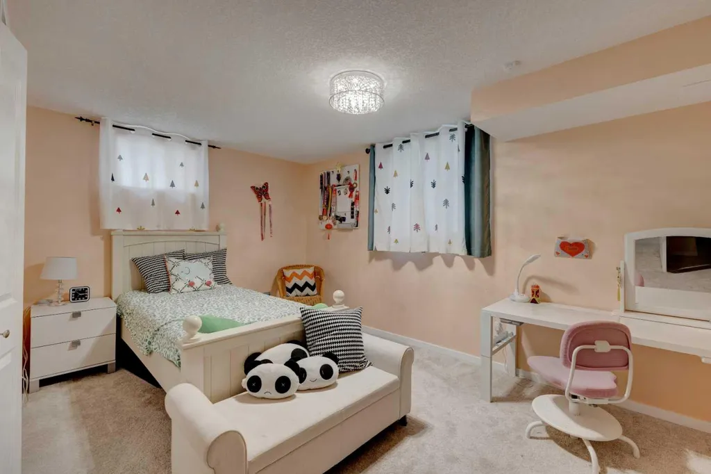 212 Hendon Drive NW Calgary AB T2K1Z2