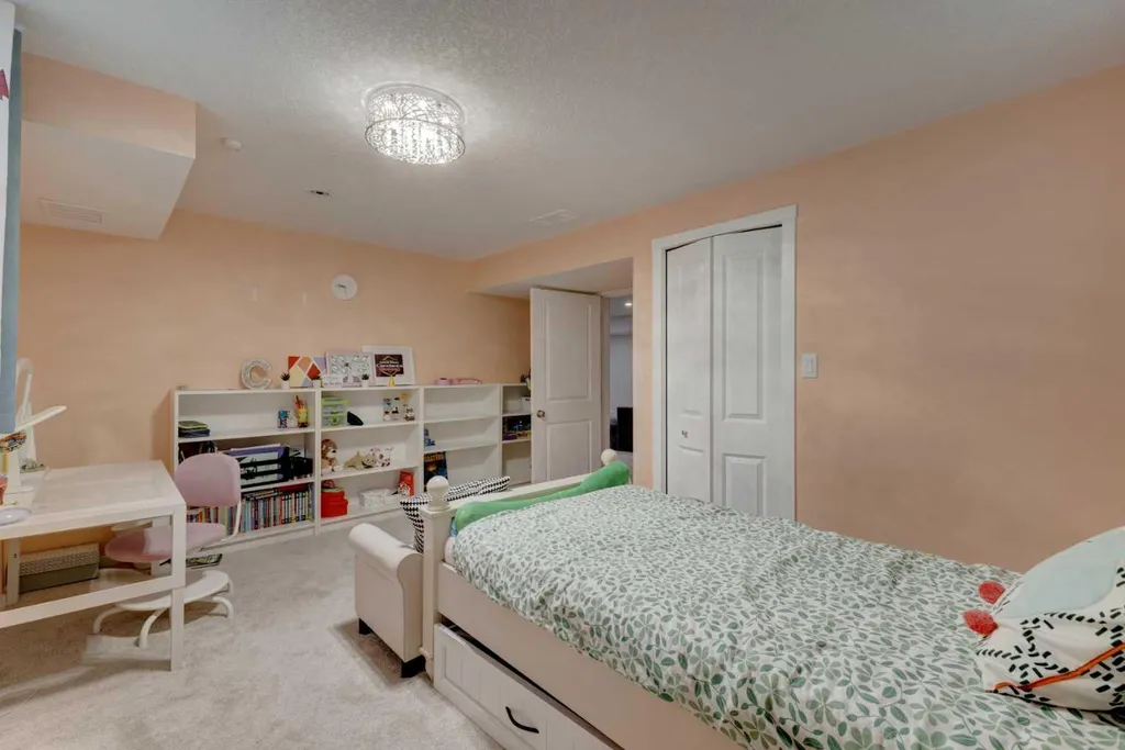 212 Hendon Drive NW Calgary AB T2K1Z2