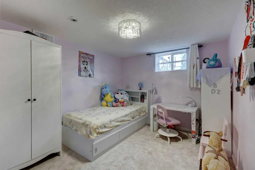 212 Hendon Drive NW Calgary AB T2K1Z2