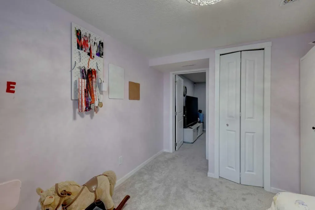 212 Hendon Drive NW Calgary AB T2K1Z2