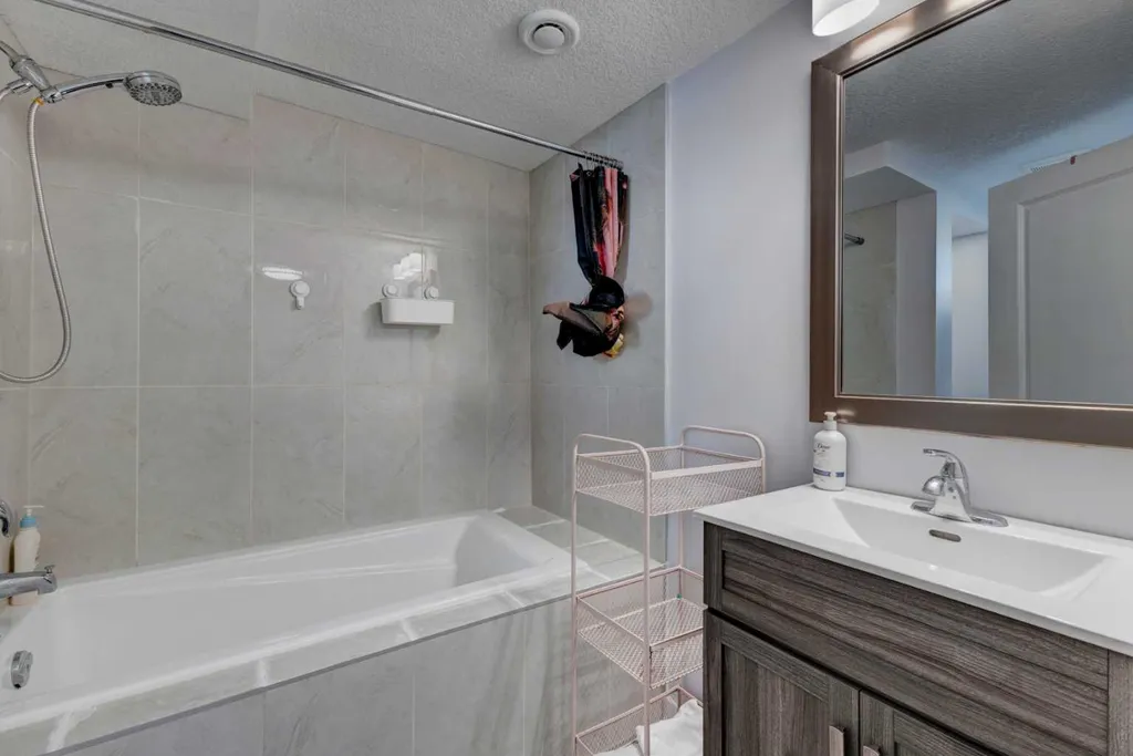 212 Hendon Drive NW Calgary AB T2K1Z2