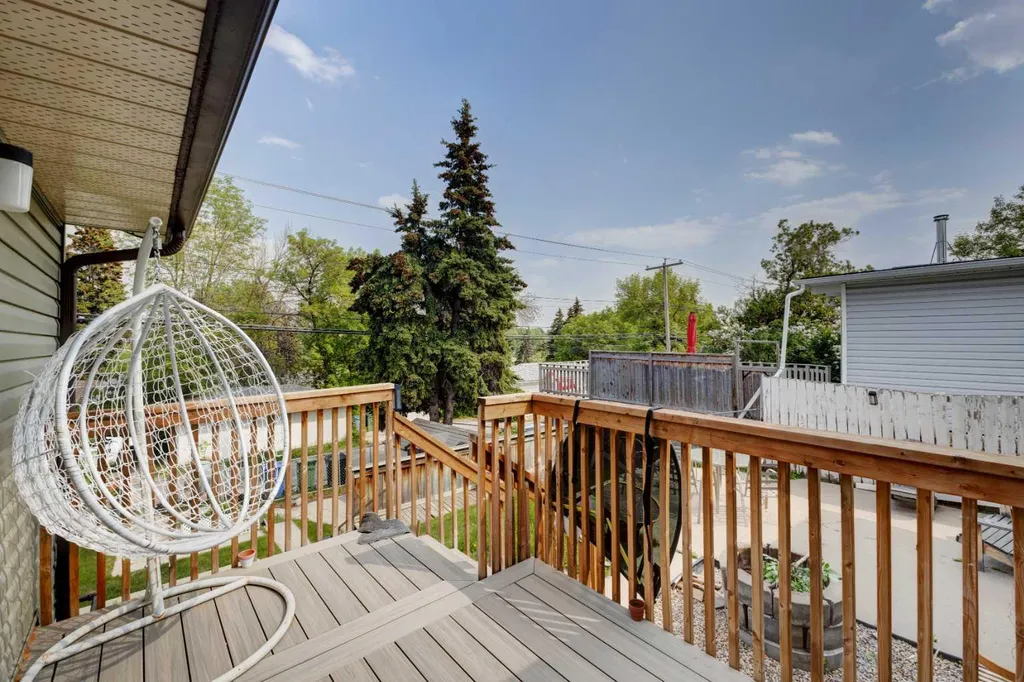212 Hendon Drive NW Calgary AB T2K1Z2