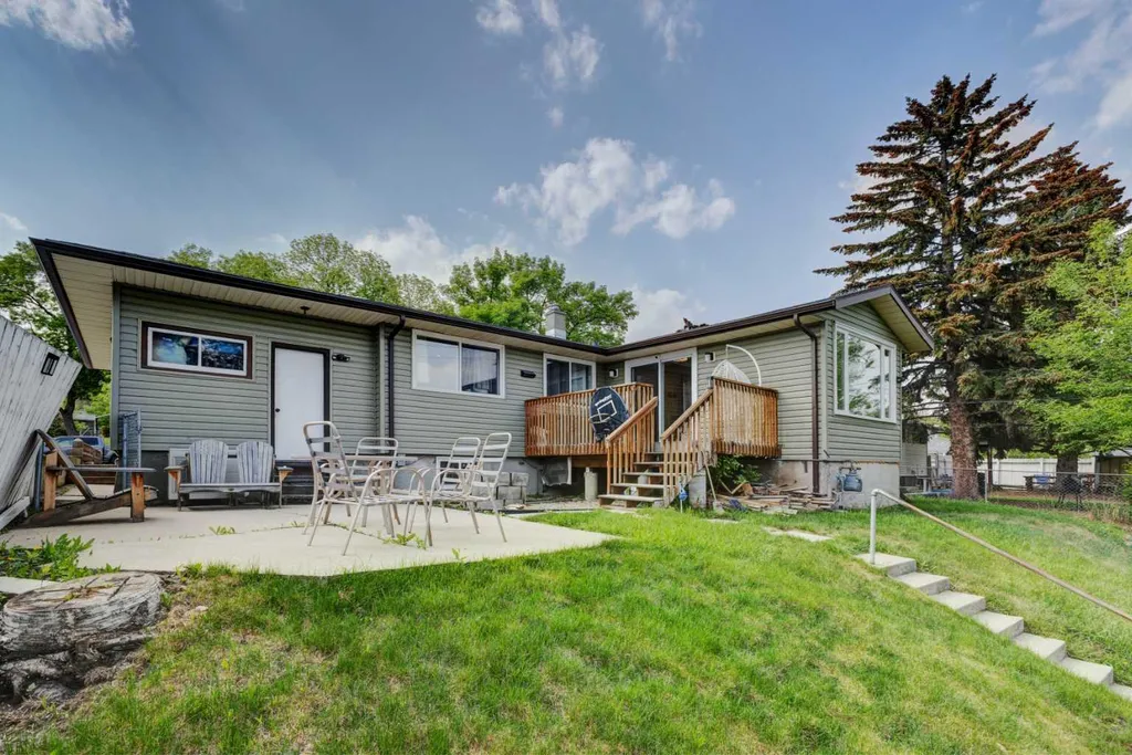 212 Hendon Drive NW Calgary AB T2K1Z2