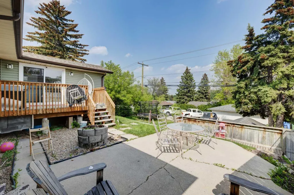 212 Hendon Drive NW Calgary AB T2K1Z2