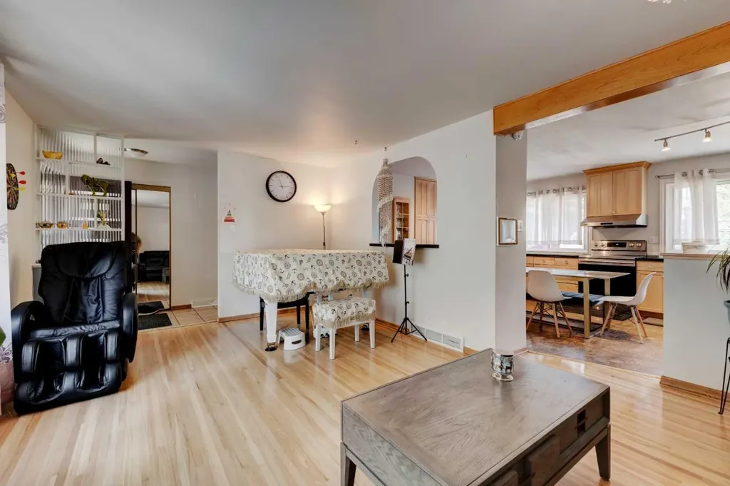 212 Hendon Drive NW Calgary AB T2K1Z2