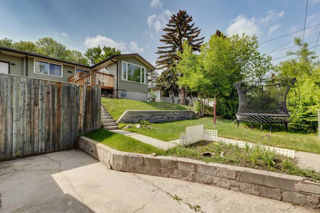 212 Hendon Drive NW Calgary AB T2K1Z2