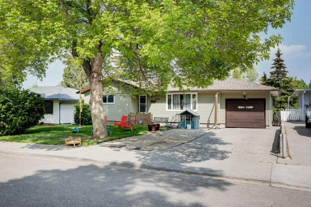 212 Hendon Drive NW Calgary AB T2K1Z2