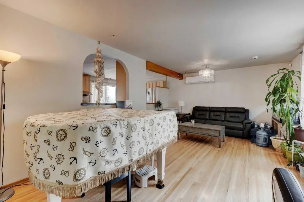 212 Hendon Drive NW Calgary AB T2K1Z2