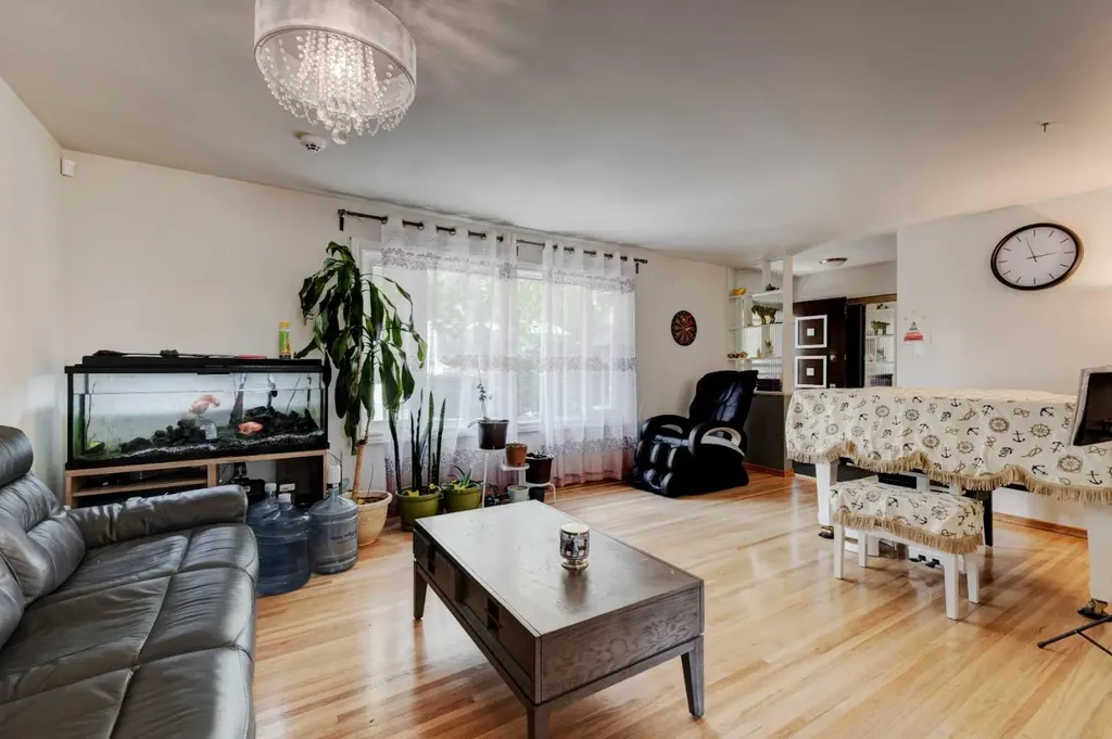 212 Hendon Drive NW Calgary AB T2K1Z2