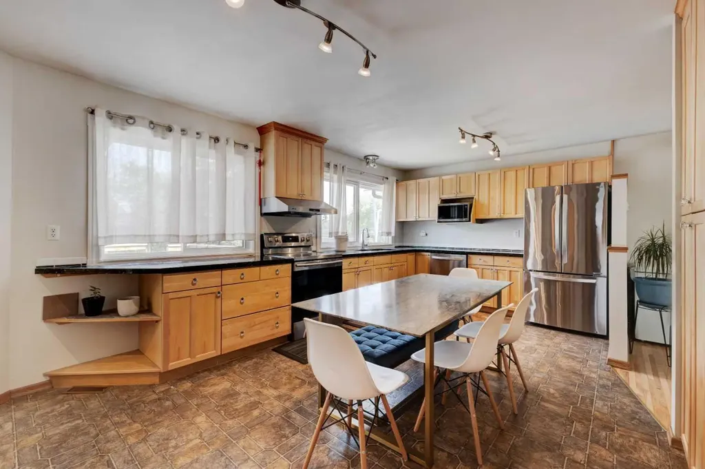 212 Hendon Drive NW Calgary AB T2K1Z2