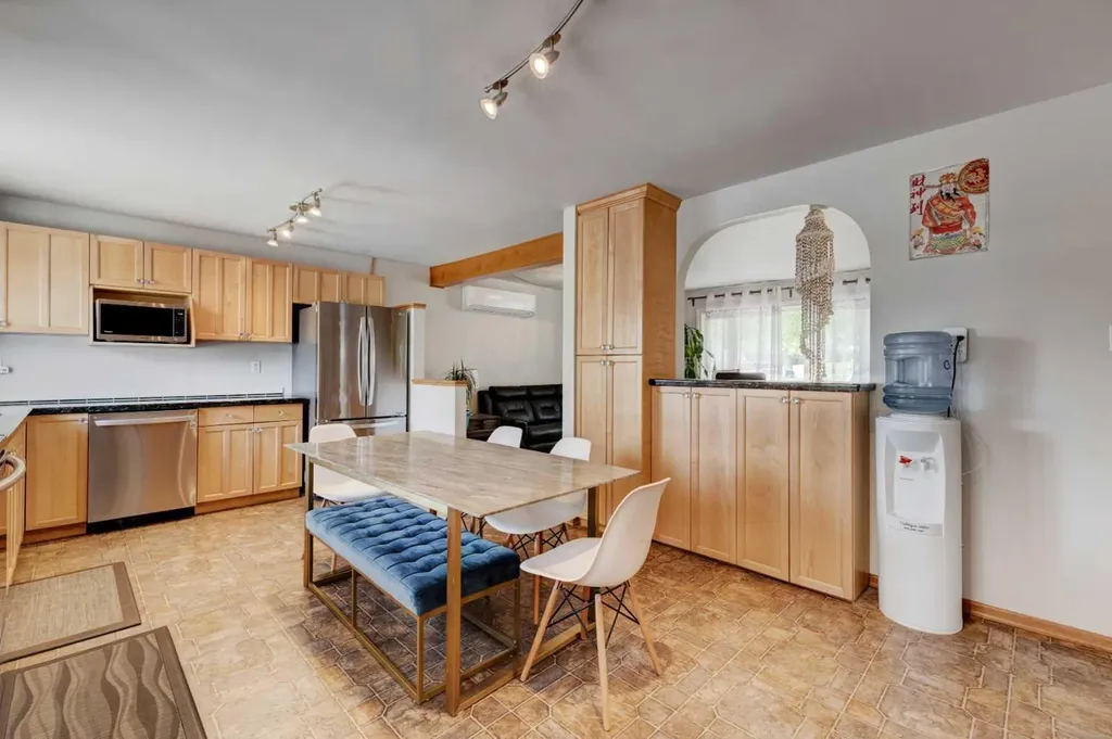 212 Hendon Drive NW Calgary AB T2K1Z2